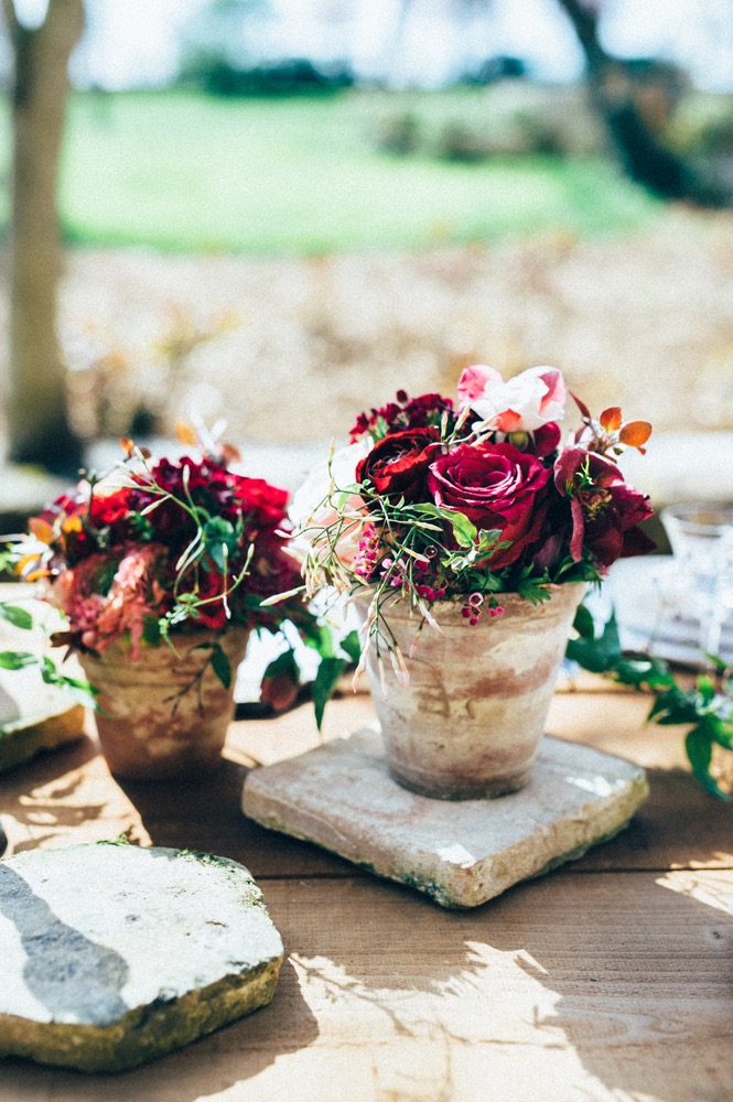 Des idées pour un mariage pourpre par Fleurs de Fée - Photographe : The Quirky