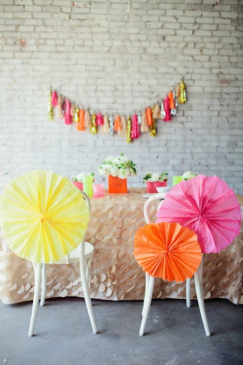 Des chaises des mariés colorées