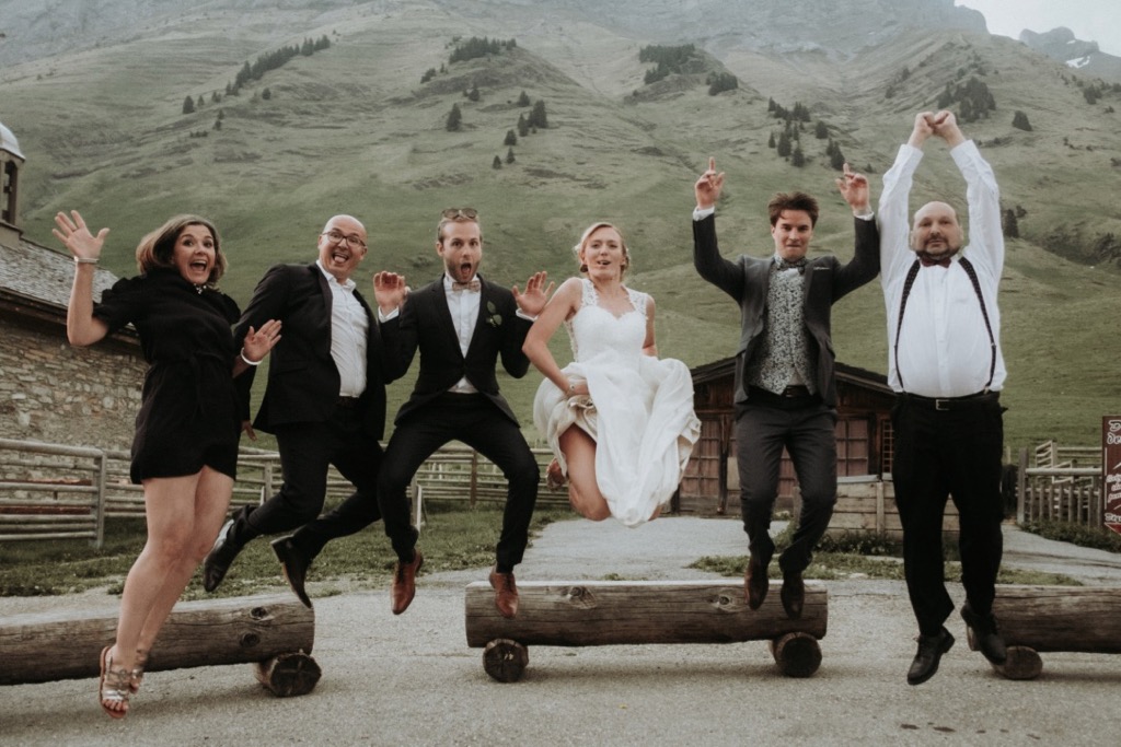 Photo de groupe d'un mariage à la montagne - Photographe : Gerald Mattel
