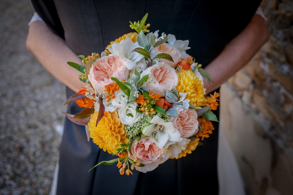 Bouquet de mariée d'un mariage en rouge et orange - Photographe de mariage : Eilean et Jules