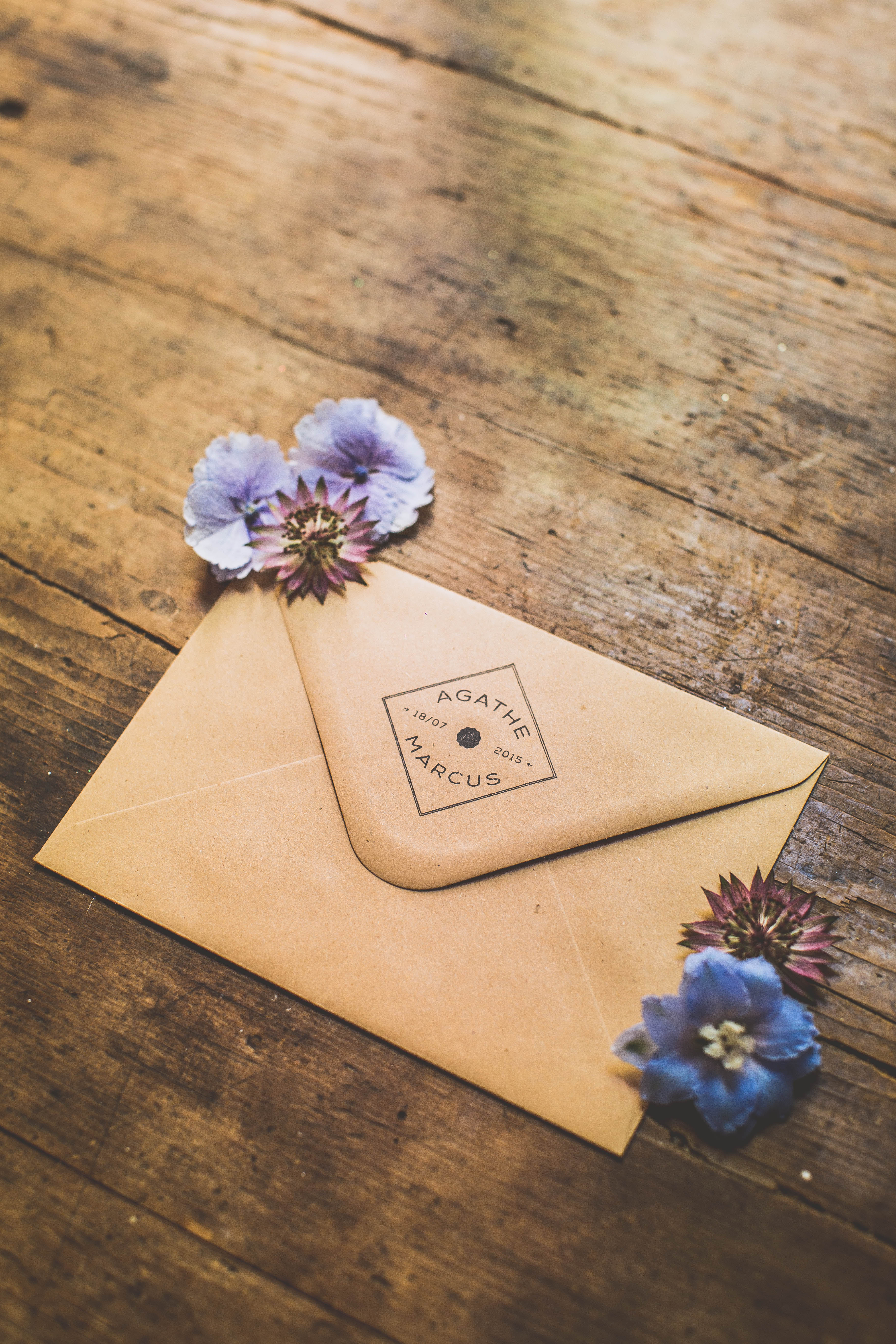 Enveloppe avec tampon personnalisé pour les mariés - Création Les P'tits Papiers - Photographe : La Paire de Cerises