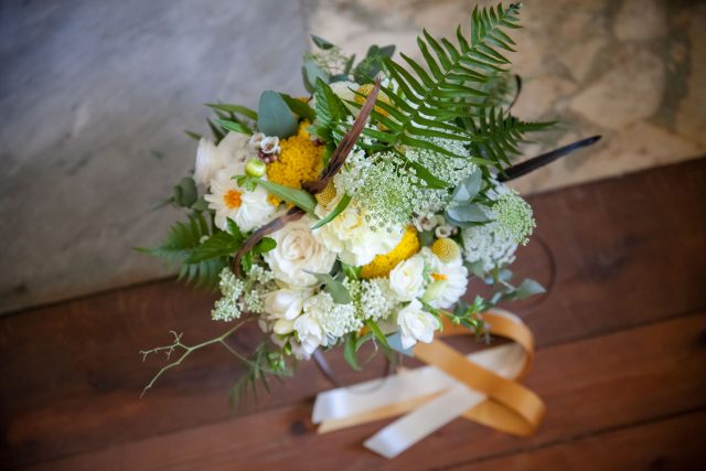 Le bouquet de la mariée d'un mariage jaune et fleuri - Photographe : Eilean et Jules Photographie